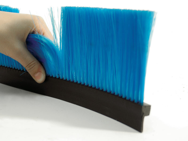 Flexible strip brushes in skeins on elastic PP support