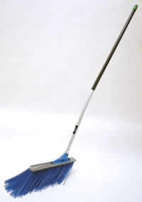 Professional cleaning broom with friction coupling